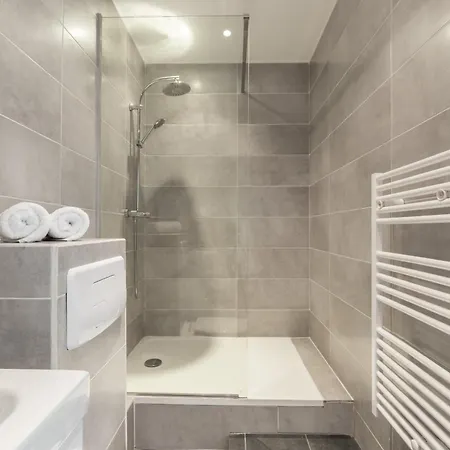 Magenta Square 1 Bdr With Ac Nice