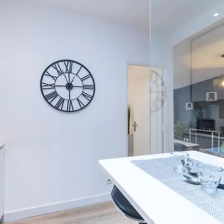 Magenta Square 1 Bdr With Ac Apartment