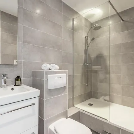 Magenta Square 1 Bdr With Ac