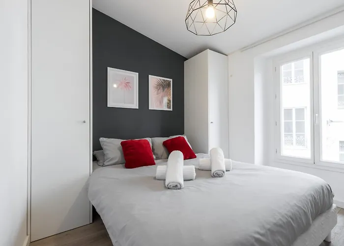 Magenta Square 1 Bdr With Ac Nice