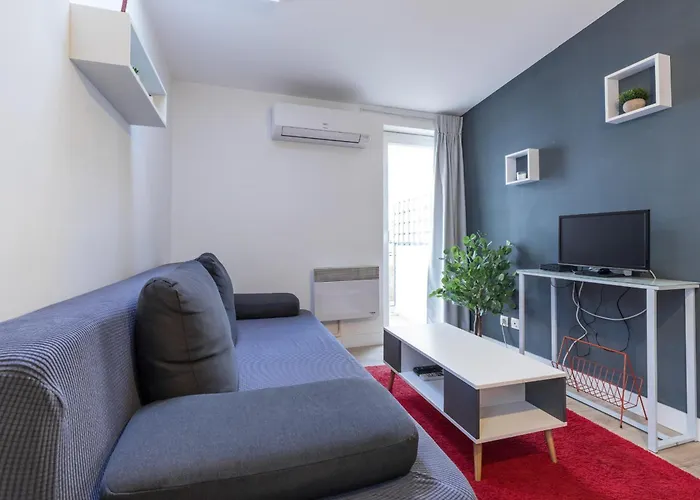 Magenta Square 1 Bdr With Ac Nice