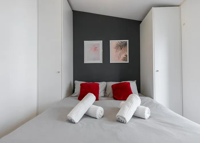 Magenta Square 1 Bdr With Ac Apartment