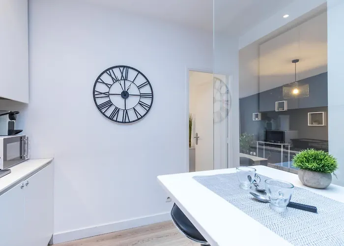 Magenta Square 1 Bdr With Ac Apartment