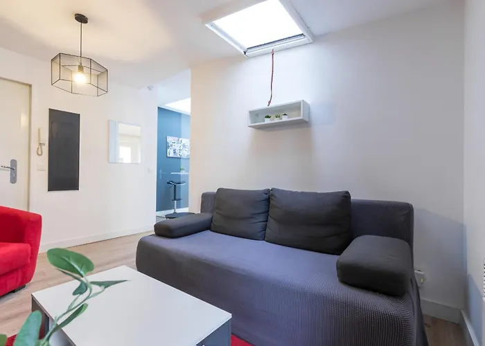 Magenta Square 1 Bdr With Ac Nice