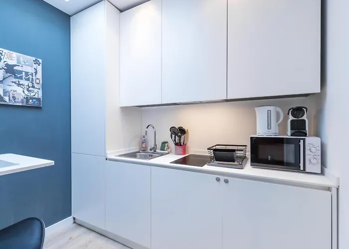 Magenta Square 1 Bdr With Ac